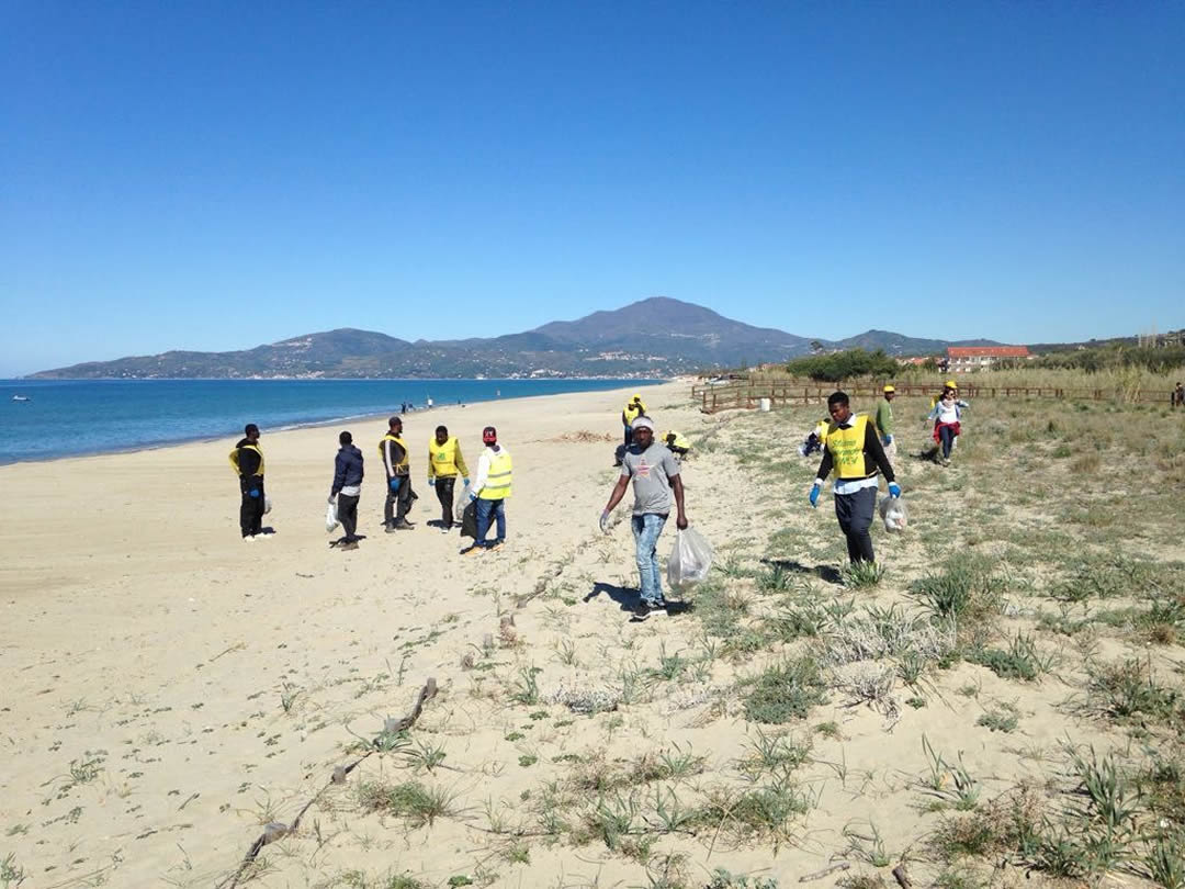 villaggio-le-palme-ascea-marina-nel-cilento-gli-immigrati-ripuliscono-le-spiagge-005