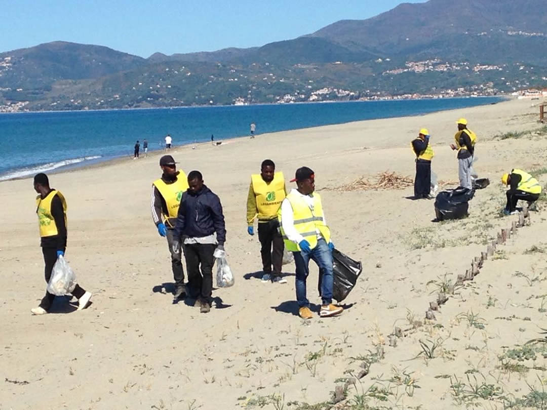 villaggio-le-palme-ascea-marina-nel-cilento-gli-immigrati-ripuliscono-le-spiagge-006