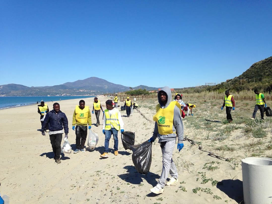 villaggio-le-palme-ascea-marina-nel-cilento-gli-immigrati-ripuliscono-le-spiagge-008